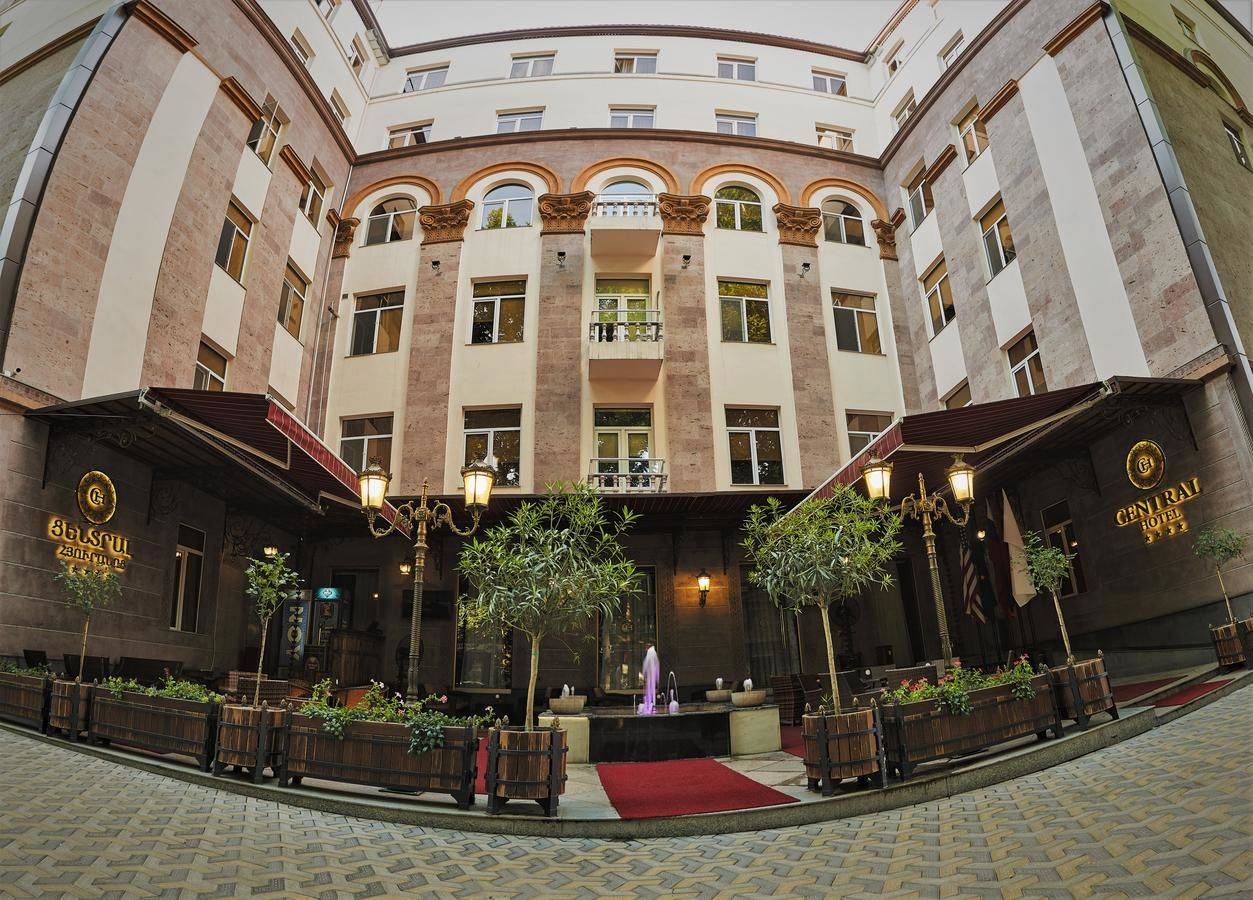 Ani central. Отель Central Ереван. Central Hotel Yerevan 4*. Ани Гранд отель Ереван. Holiday Inn Ереван Republic Square.